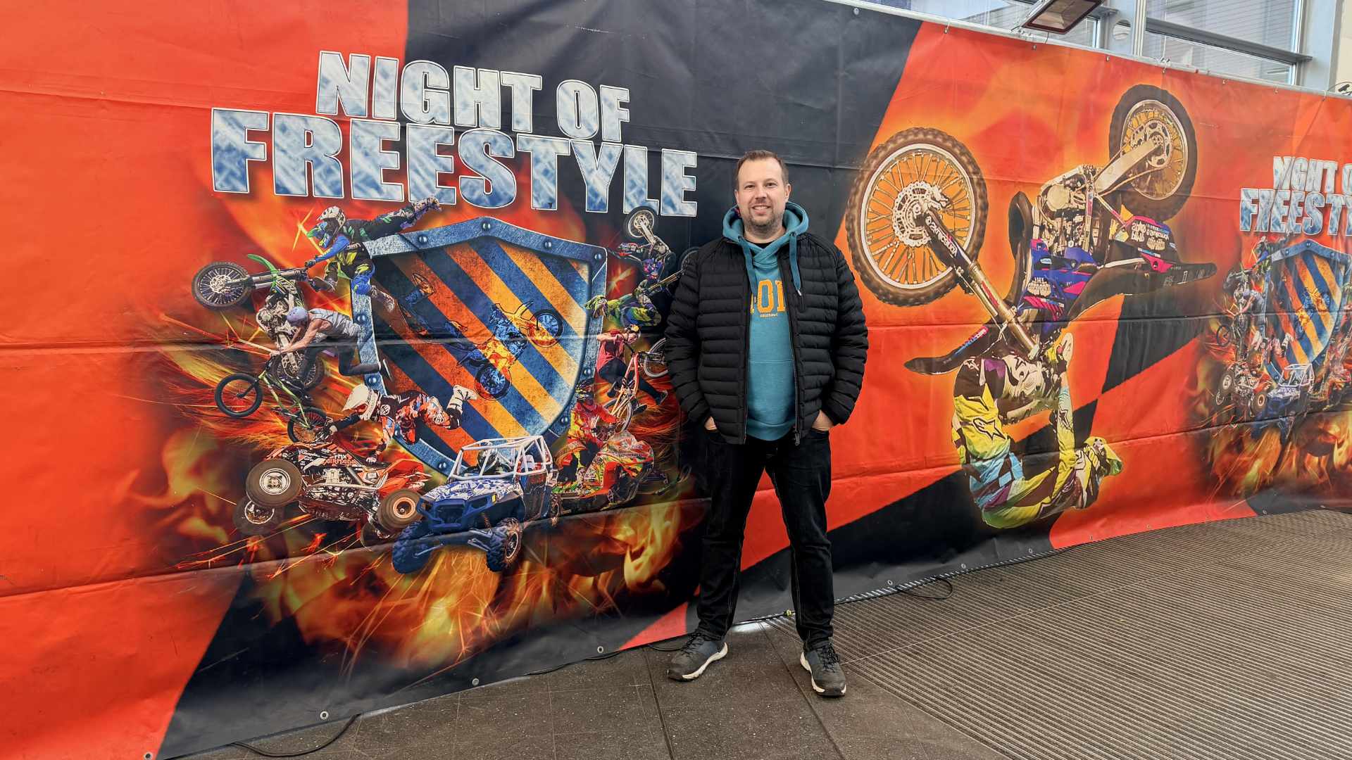 Marcus beim Event Night of Freestyle in Hamburg im Januar 2026. Posiert vor dem Plakat.