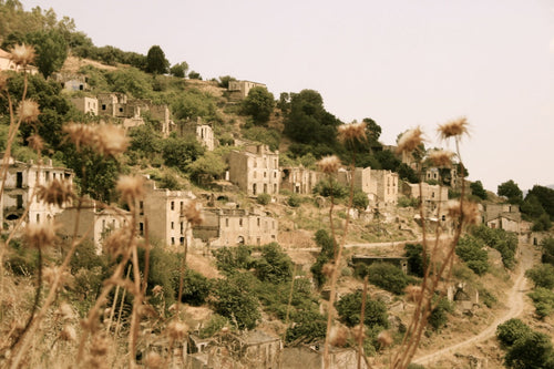 Sardinien - eine Insel wie gemacht für Kurvenliebhaber und Genießer. Entlang spektakulärer Küstenstraßen, durch wilde Berglandschaften und idyllische Dörfer wartet Fahrspaß pur und jede Menge Freiheit. Kuvenjagd
