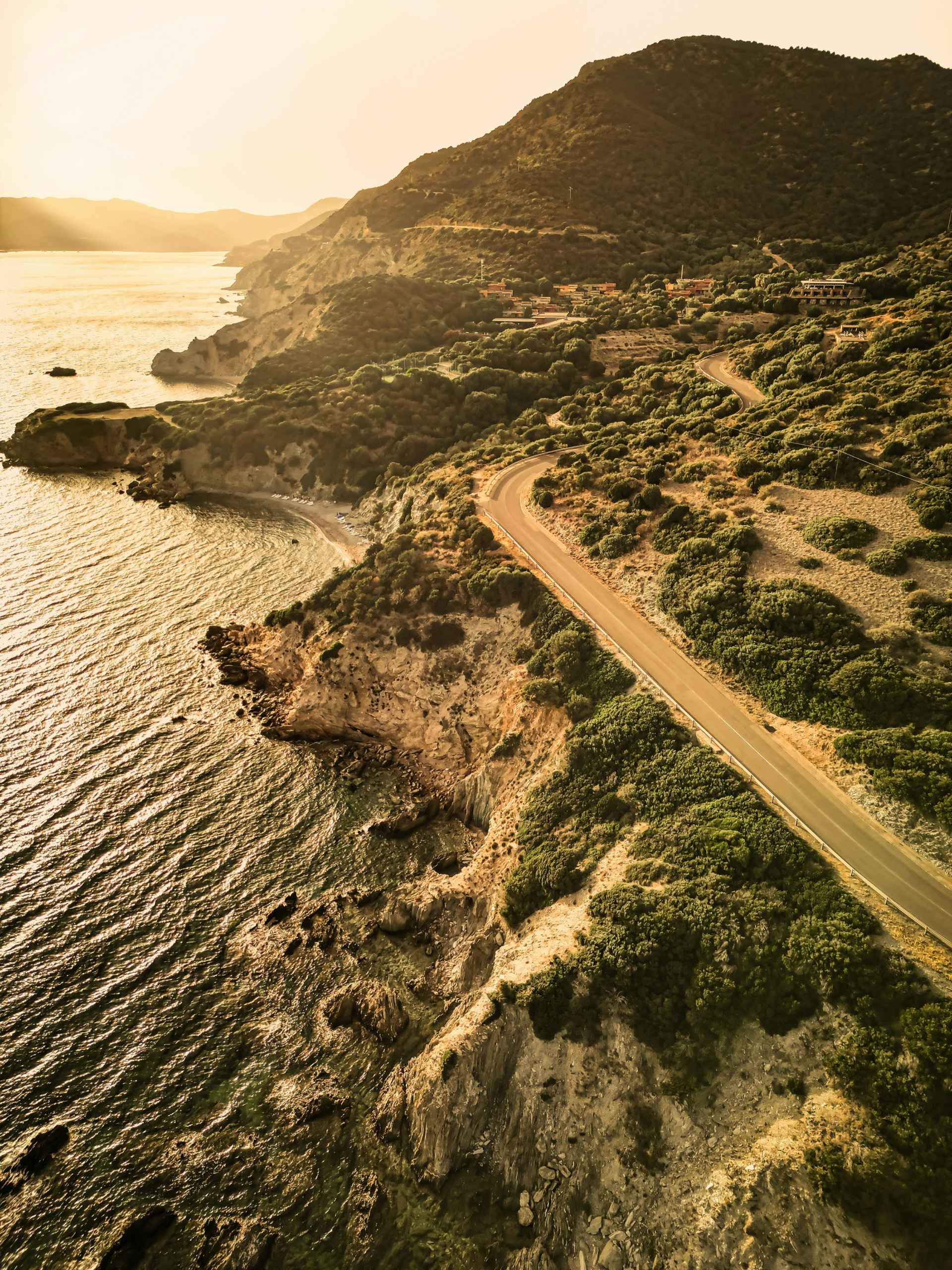 Sardinien - eine Insel wie gemacht für Kurvenliebhaber und Genießer. Entlang spektakulärer Küstenstraßen, durch wilde Berglandschaften und idyllische Dörfer wartet Fahrspaß pur und jede Menge Freiheit. Kuvenjagd