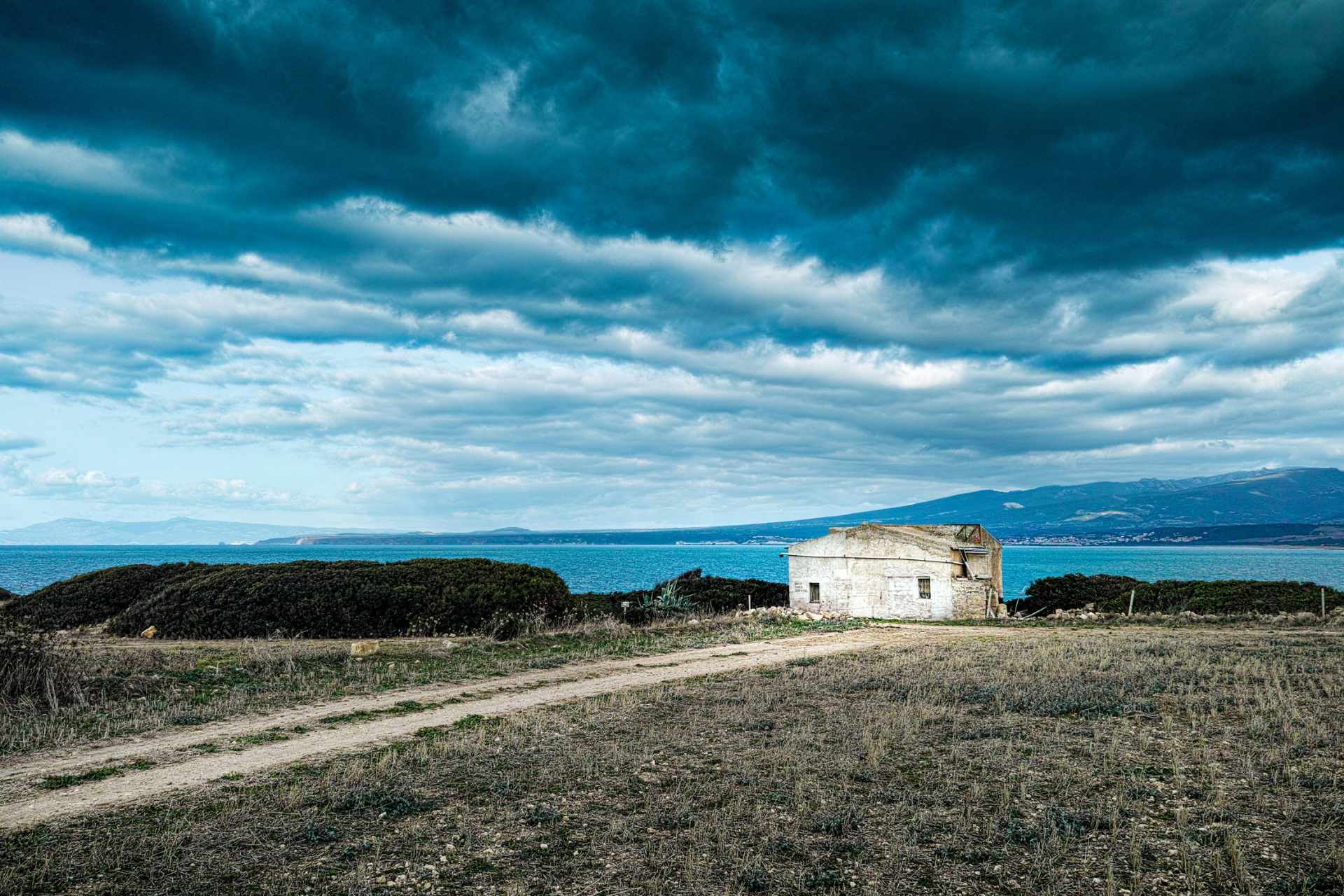 Sardinien - eine Insel wie gemacht für Kurvenliebhaber und Genießer. Entlang spektakulärer Küstenstraßen, durch wilde Berglandschaften und idyllische Dörfer wartet Fahrspaß pur und jede Menge Freiheit. Kuvenjagd
