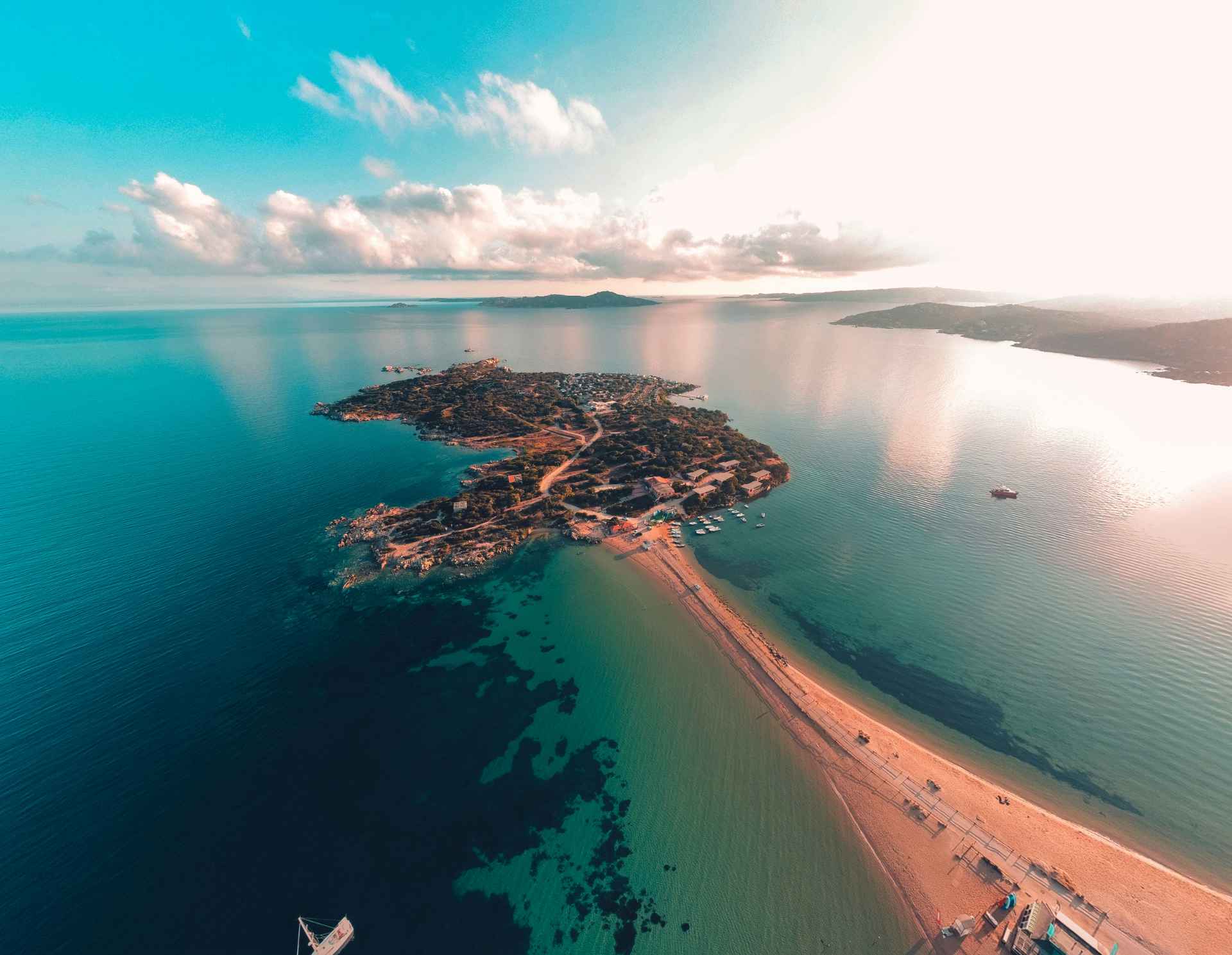 Sardinien - eine Insel wie gemacht für Kurvenliebhaber und Genießer. Entlang spektakulärer Küstenstraßen, durch wilde Berglandschaften und idyllische Dörfer wartet Fahrspaß pur und jede Menge Freiheit. Kuvenjagd
