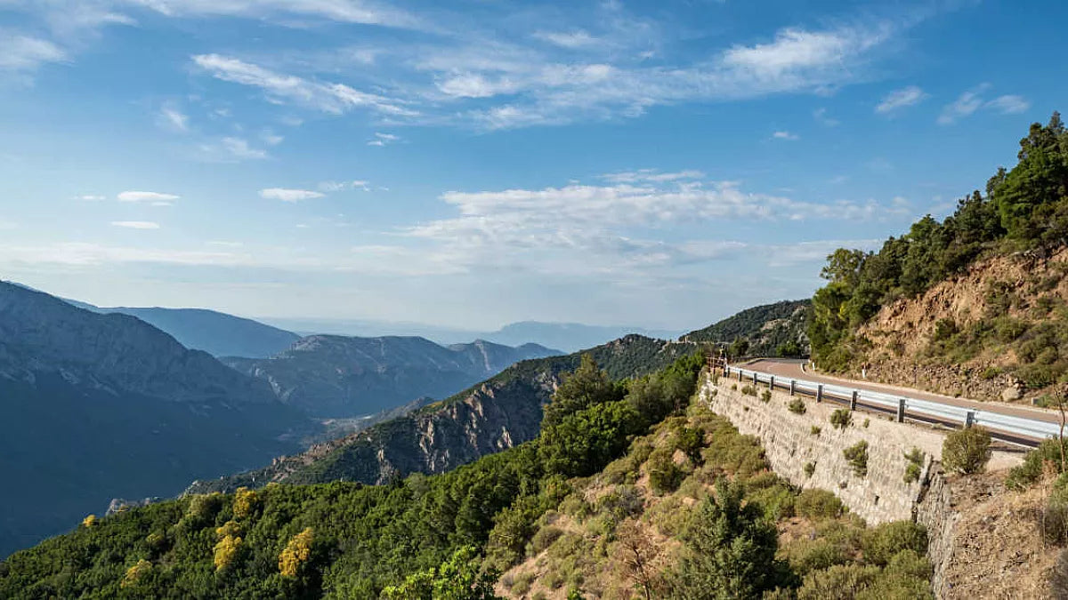 Sardinien - eine Insel wie gemacht für Kurvenliebhaber und Genießer. Entlang spektakulärer Küstenstraßen, durch wilde Berglandschaften und idyllische Dörfer wartet Fahrspaß pur und jede Menge Freiheit. Kuvenjagd