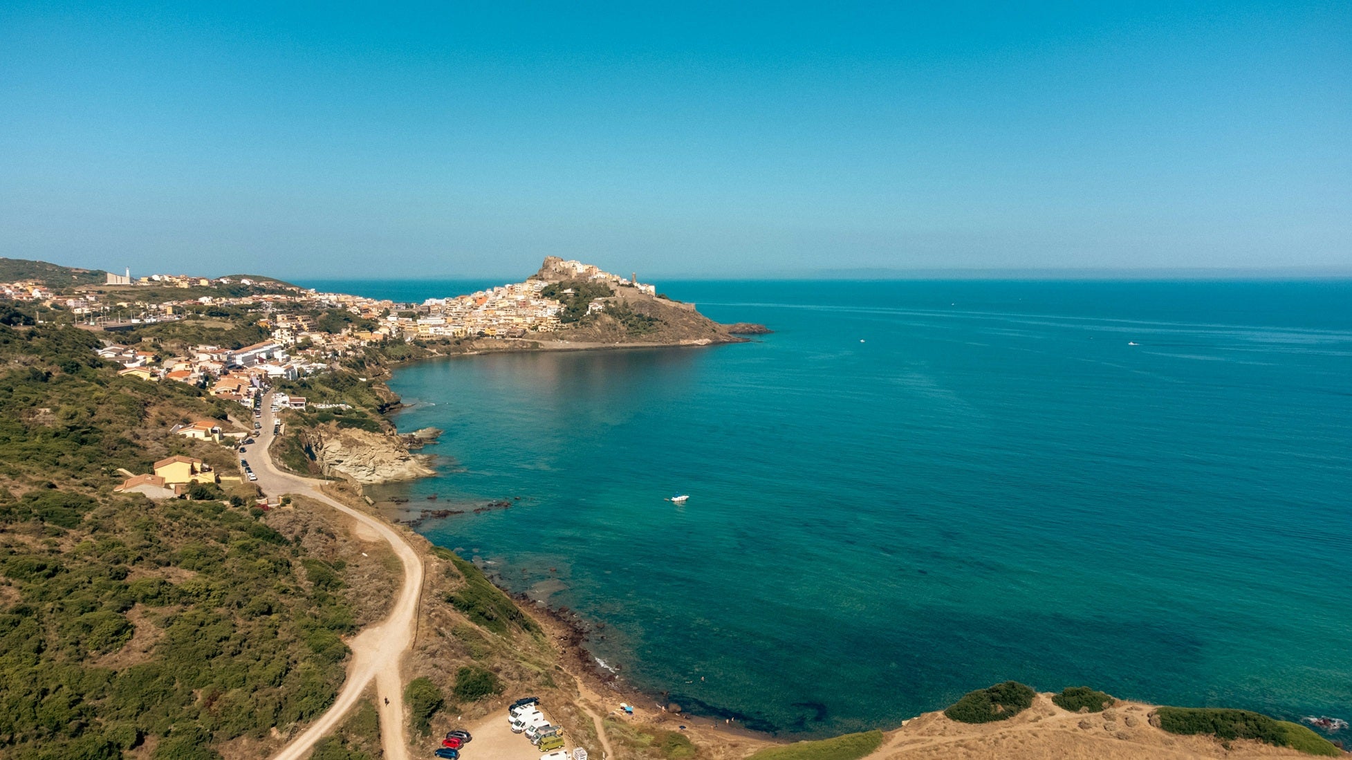 Sardinien - eine Insel wie gemacht für Kurvenliebhaber und Genießer. Entlang spektakulärer Küstenstraßen, durch wilde Berglandschaften und idyllische Dörfer wartet Fahrspaß pur und jede Menge Freiheit. Kuvenjagd