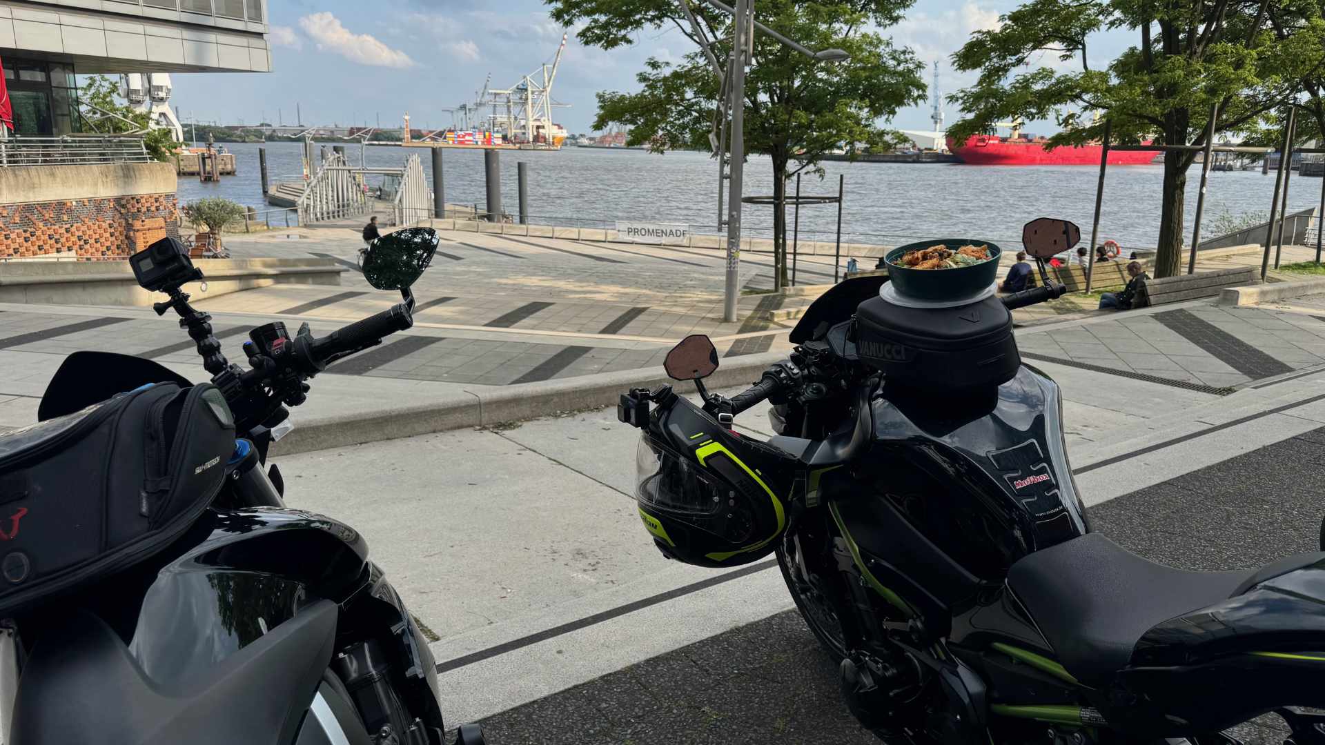 Kleine Mittagspause an der Elbphilharmonie in Hamburg. Tagestour von Kurvenjagd